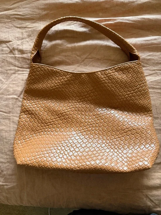 Woven faux Leather Shoulder Bag in Tan - Picture 2 of 5